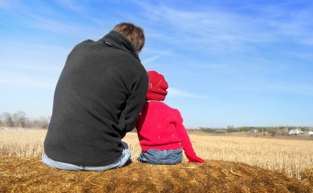 papà con figlio che guarda l'orizzonte